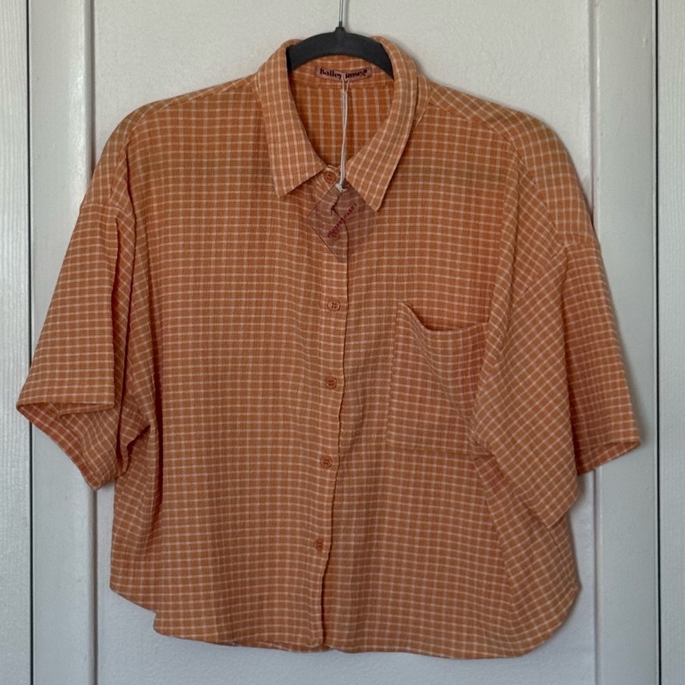 Button-Front Short Sleeve Shirt in Rust Plaid